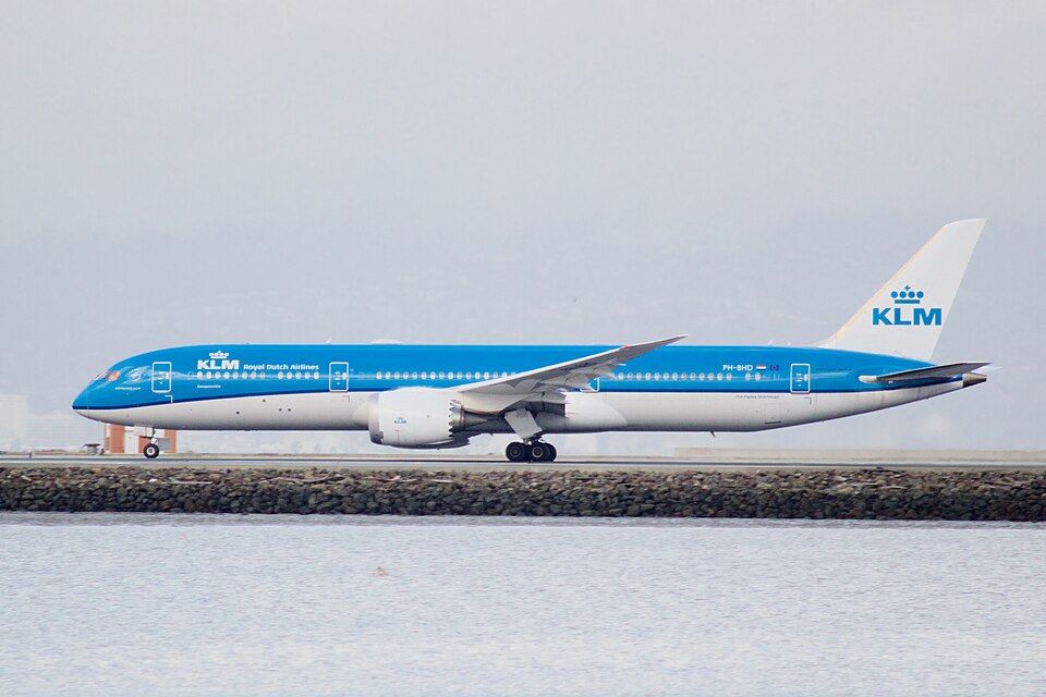 Boeing 787-9 on its takeoff roll